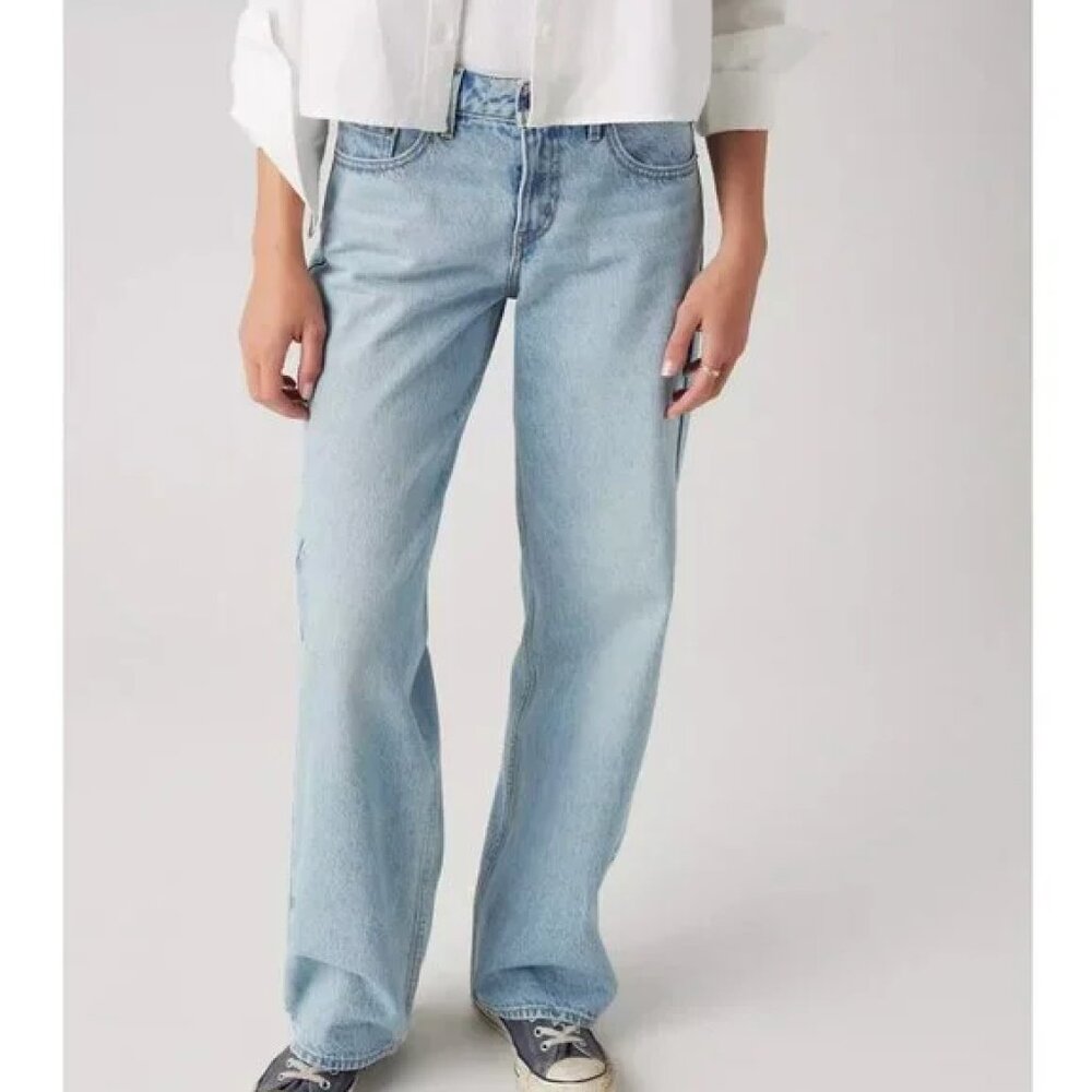 NWT Levi’s Low Loose Jeans in That's Fashion Light Wash - Size 25